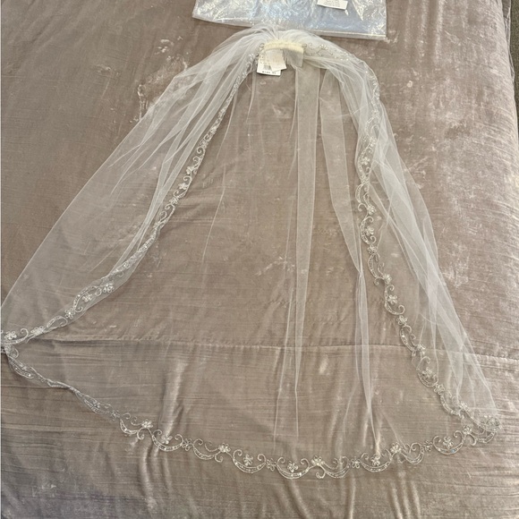 David's Bridal White Floral Embroidered Veil - Picture 3 of 7